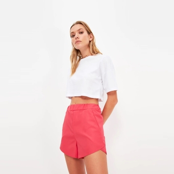 السراويل القصيرة والتنانير